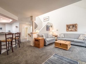 TV, fireplace - Locke Mountain J-3 - Sunday River Townhouse (Newry)