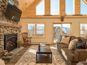 Televisión, chimenea y futbolito 