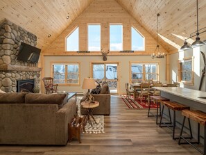 Televisión, chimenea y futbolito 