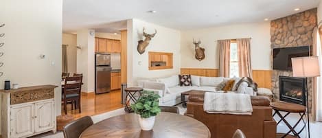 Smart TV, fireplace