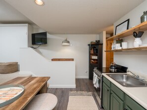 Réfrigérateur, four à micro-ondes, un four, surface de cuisson