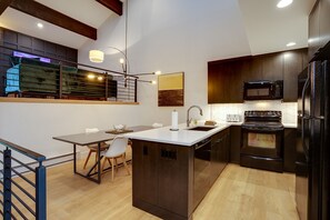 Refrigerador, horno, placa de cocina, cafetera/tetera