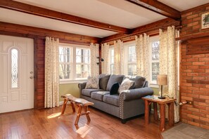 Kamin, DVD-Player, Tischfußball