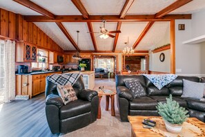 Kamin, DVD-Player, Tischfußball