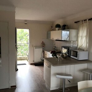 Réfrigérateur, micro-ondes, plaque de cuisson, cafetière/bouilloire