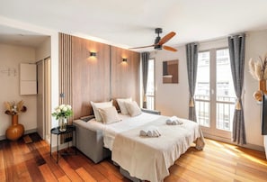 Tabla de planchar con plancha, cuna de viaje, ropa de cama