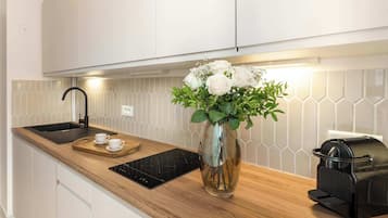 Micro-ondes, plaque de cuisson, cafetière/bouilloire, grille-pain