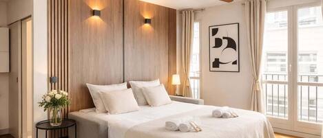 Een strijkplank/strijkijzer, reisbedje, wifi, beddengoed