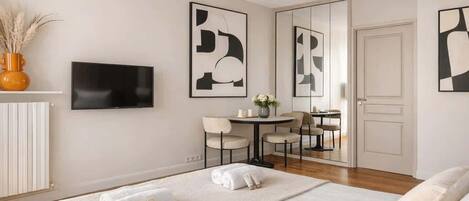 Strykejern/-brett, reiseseng for barn, wi-fi og sengetøy