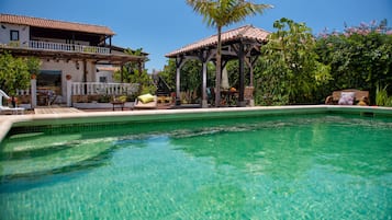 Een buitenzwembad, een verwarmd zwembad