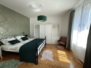 4 Schlafzimmer, Schreibtisch, Bügeleisen/Bügelbrett, kostenloses WLAN