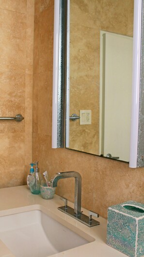 Suihku, hiustenkuivaaja, pyyhkeet