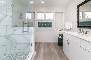 Duschwanne, Haartrockner, Handtücher, Toilettenpapier