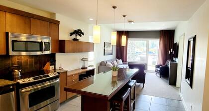 ✫ Modern 2 bed 2 bath condo w/ pool & hot tub at the base of ski hill