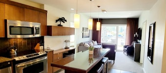 ✫ Modern 2 bed 2 bath condo w/ pool & hot tub at the base of ski hill