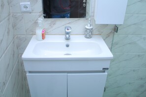 Klassiek appartement | Badkamer | Een bubbelbad, een regendouche, handdoeken