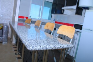 Appartement classique | Cuisine privée | Réfrigérateur grande capacité avec congélateur, four à micro-ondes