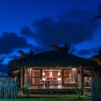 Bangalô Oceano | Minibar, in-room safe, individually decorated, individually furnished