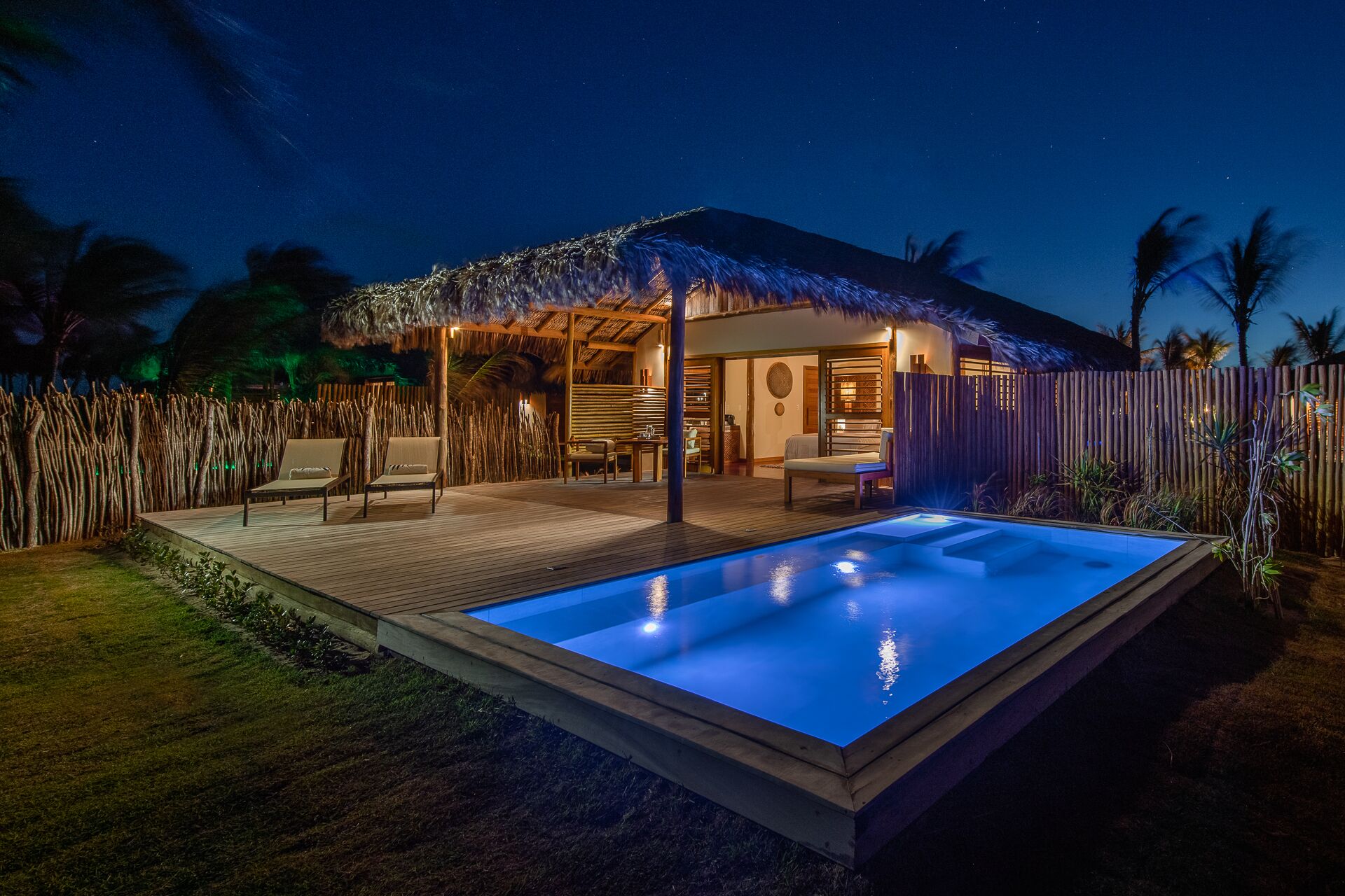 Bangalô Coqueiral & Piscina | Minibar, in-room safe, individually decorated, individually furnished