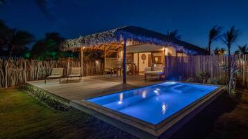 Bangalô Coqueiral & Piscina | Minibar, in-room safe, individually decorated, individually furnished