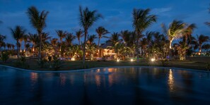 Front of property â evening/night