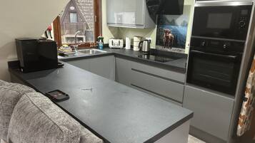 Kabin, kamar mandi pribadi, pemandangan danau (Hot Tub) | Dapur bersama | Kursi makan untuk bayi dan pembuat es