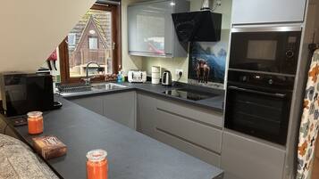 Cabin, Private Bathroom, Lake View (Hot Tub) | Dapur berkongsi