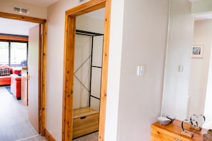 Cabaña, baño privado, vistas al lago (Hot Tub) | Vestíbulo