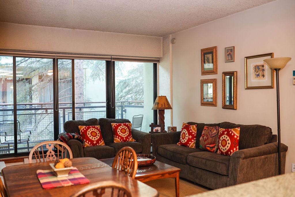 High Ceilings Old Town Condo. Hot Tub.  Steps to Slopes and Main St.