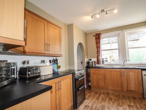Cottage | Private kitchen | Fridge, dishwasher, electric kettle, toaster - 62 Society Street (Nairn)