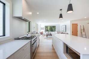 Een koelkast, een magnetron, een oven, een kookplaat