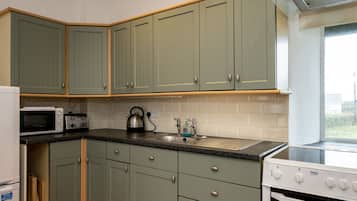 Cottage | Cucina privata | Frigorifero, bollitore elettrico, tostapane, pentole/stoviglie/utensili