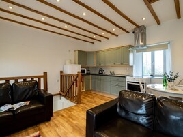 Cottage | Private kitchen | Fridge, electric kettle, toaster, cookware/dishes/utensils