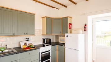 Cottage | Cucina privata | Frigorifero, lavastoviglie, bollitore elettrico, tostapane