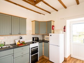 Cottage | Private kitchen | Fridge, dishwasher, electric kettle, toaster