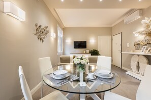 Deluxe-Apartment, 1 Schlafzimmer | Wohnbereich | Flachbildfernseher