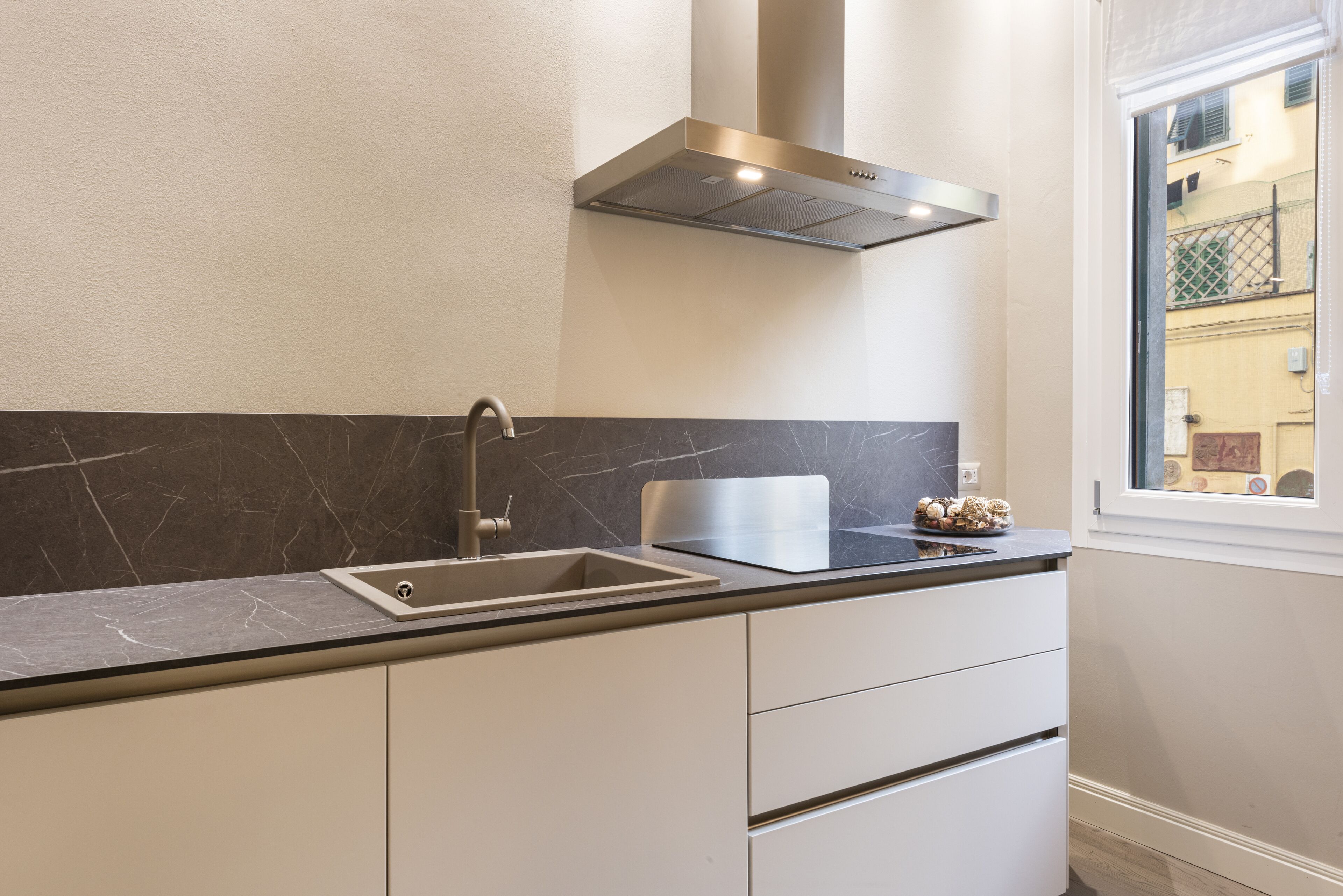 Deluxe appartement, 1 slaapkamer | Privékeuken | Een koelkast/vriezer, een magnetron, een kookplaat, een vaatwasser