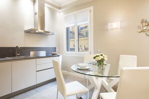Apartament Deluxe, 1 dormitori | Cuina privada | Frigorífic gran, microones, placa de cuina i rentaplats