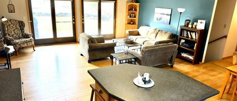 Smart-tv, een open haard en een stereo