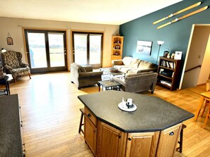 Smart TV, fireplace, stereo