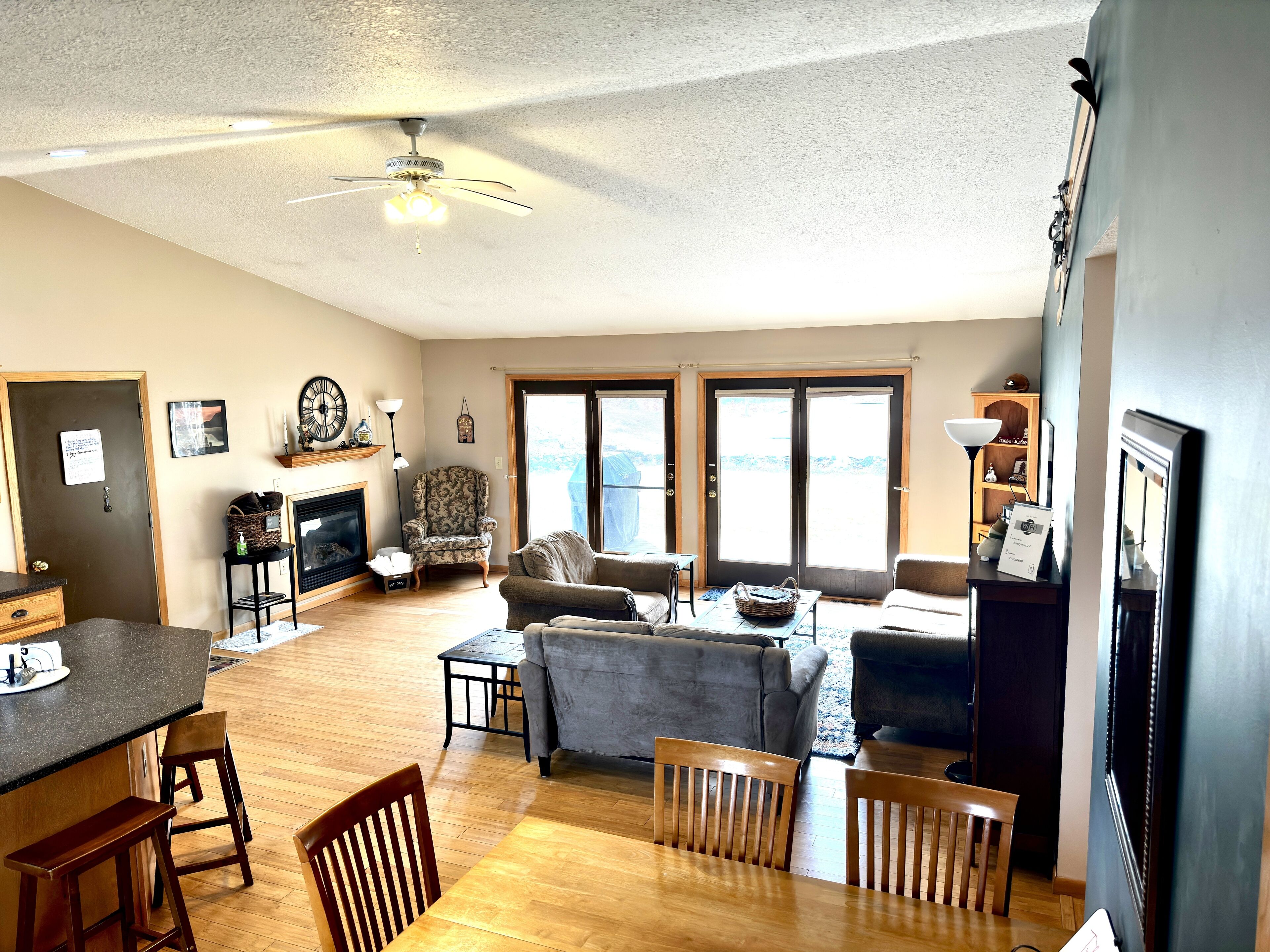 TV connectée, cheminée, chaîne hi-fi