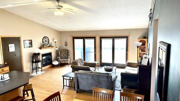 TV connectée, cheminée, chaßne hi-fi