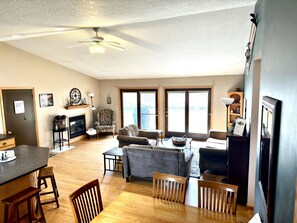 Smart TV, chimenea y estéreo 