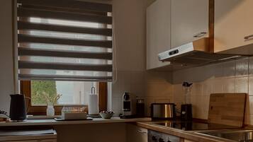 Kühlschrank, Ofen, Herdplatte, Wasserkocher mit Kaffee-/Teezubehör