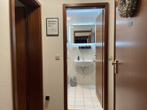 Combined shower/tub, eco-friendly toiletries, hair dryer, towels - Description (Renningen)