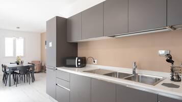 Kühlschrank, Mikrowelle, Ofen, Herdplatte
