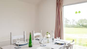 Cottage | Privékeuken | Een koelkast, een magnetron, een vaatwasser, een waterkoker