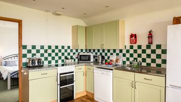 Cottage | Private kitchen | Fridge, electric kettle, toaster, cookware/dishes/utensils