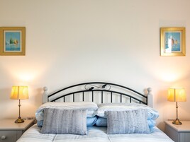 Cottage | 2 bedrooms, individually decorated, individually furnished, free WiFi