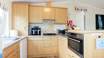 Cottage | Private kitchen | Fridge, dishwasher, electric kettle, toaster